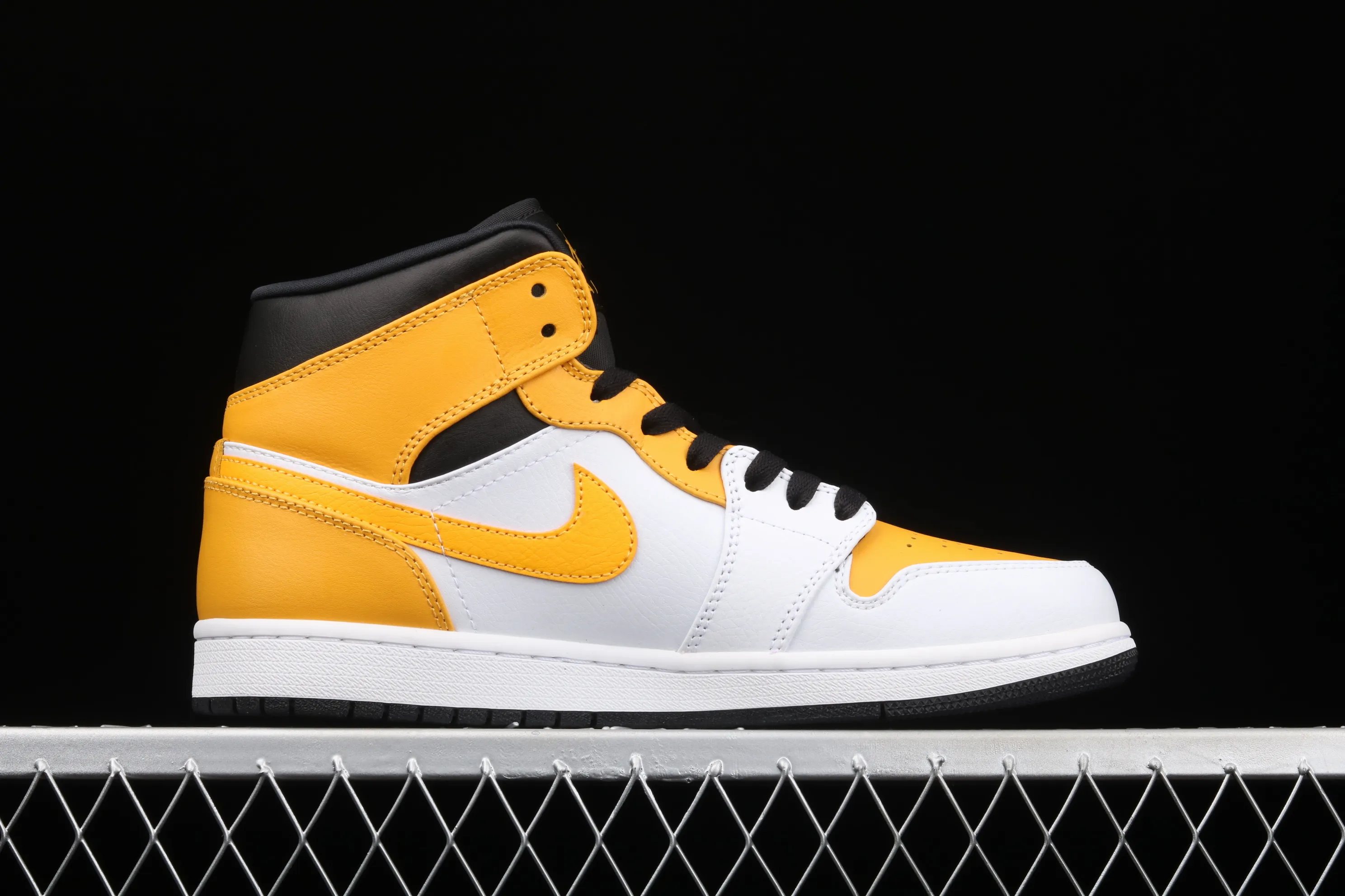 All categories Air Jordan Jordan series basketball shoes Air Jordan 1 Mid G version pure original Air Jordan 1 Mid AJ1 Joe 1 white and yellow Zhongbang basketball shoes 554724-170